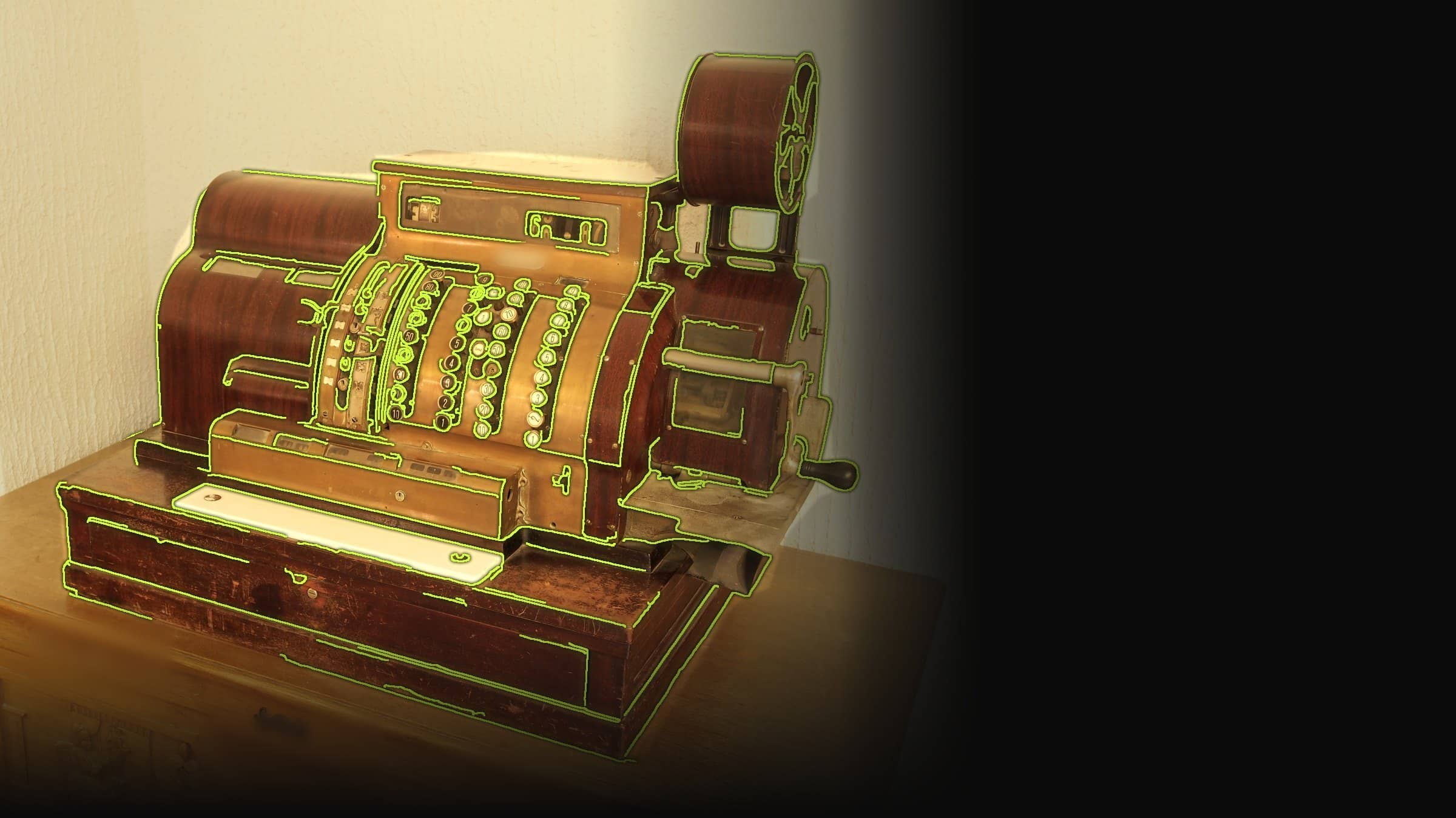 Caisse enregistreuse mécanique ancienne en bois verni et laiton, posée sur un meuble en bois