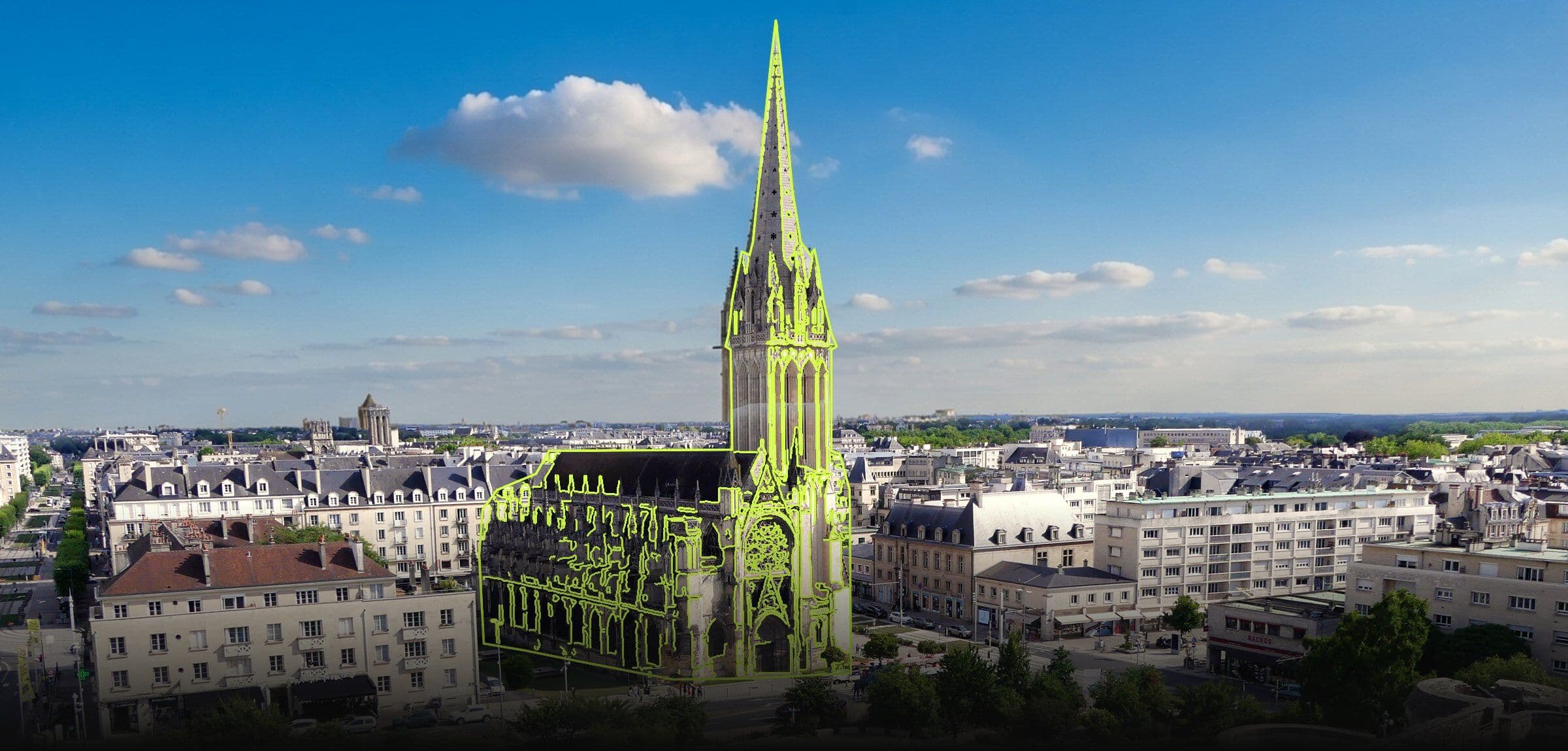 L’église Saint-Pierre de Caen sous un ciel d’été, vue depuis le château