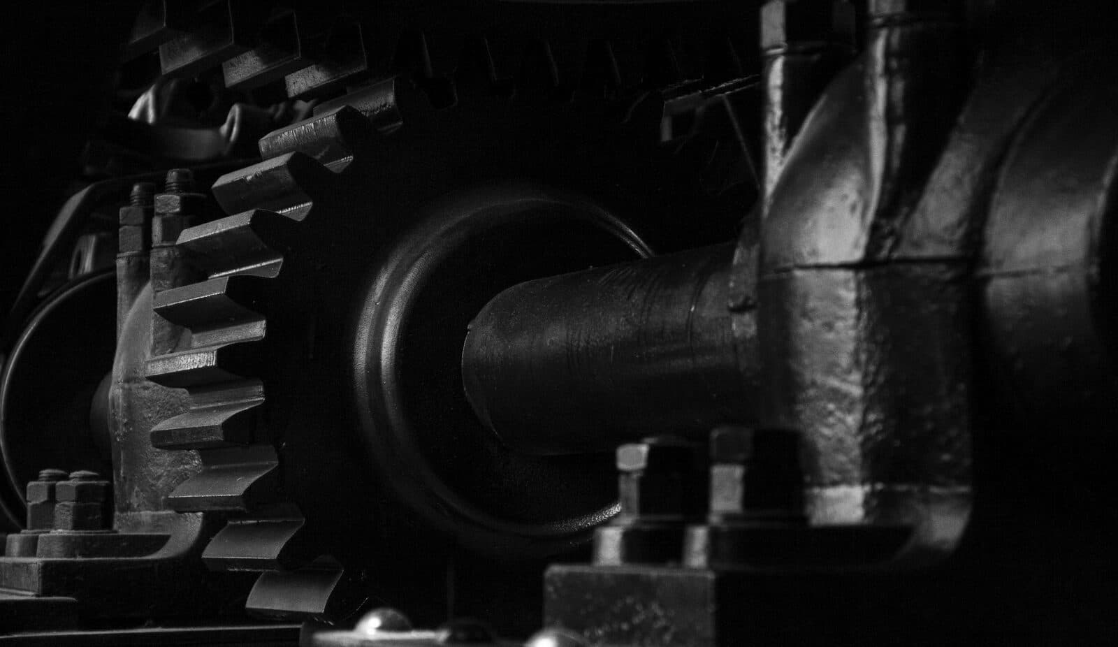 Les engrenages d’une machine industrielle en prise
